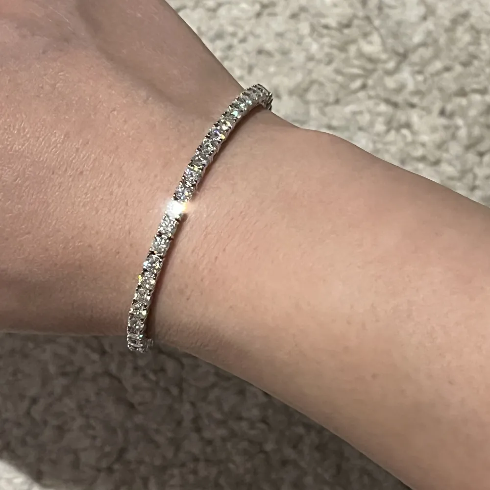 Nytt armband. Storlek 14. 3mm. Färg D vvs1. Moissanite skimrar mer än diamanter och är testad som diamant. . Accessoarer.