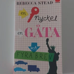 En nyckel, en gåta och fyra brev - Rebecca Stead - Pocket. Nyskick. Aldrig läst.