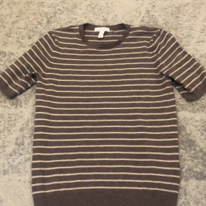 Jätte söt stickad t shirt med lite längre armar - Hur söt som helst, behöver tyvärr sälja eftersom den börjar bli för liten, använd men inget tecken på det! 💗 