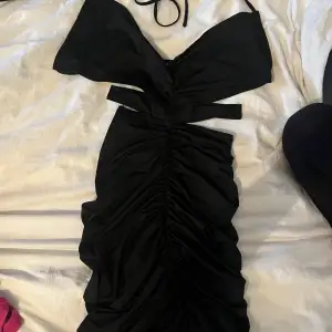 Tight svart ribbad klänning som formar kroppen, aldrig använd. Lappen finns kvar.  50kr.  I samband vid köp av andra plagg finns paketpris!  