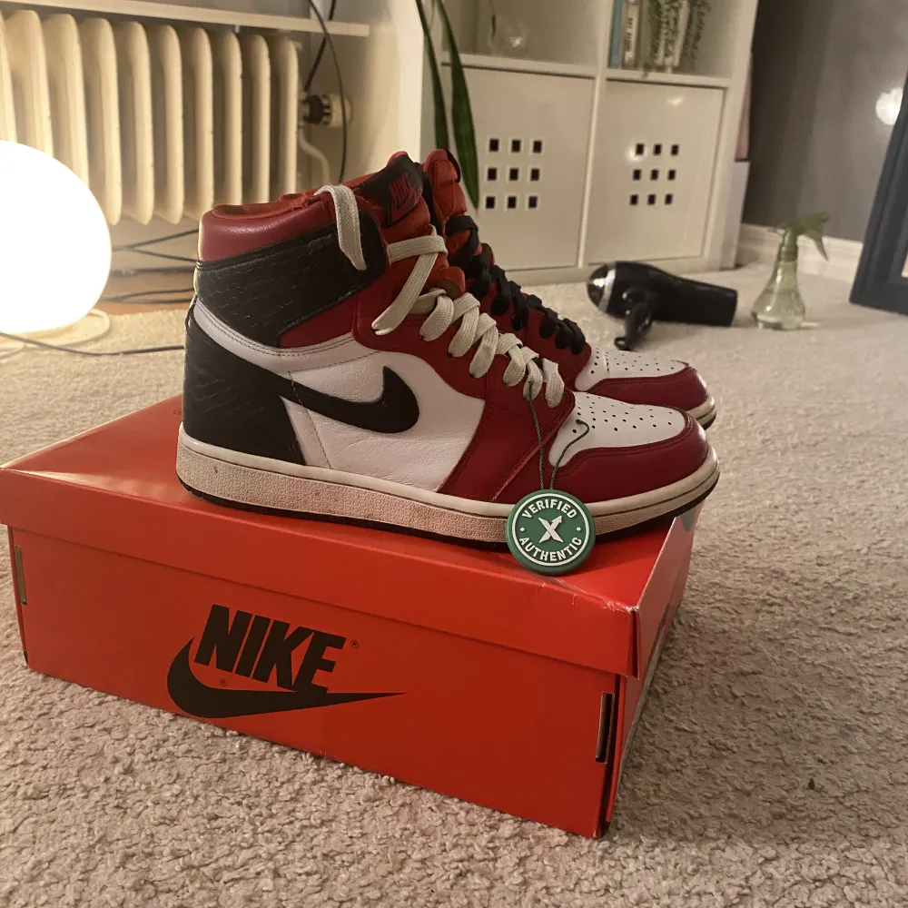 Säljer dessa sjukt snygga Jordan 1:s då jag inte använder dem. Originalbox och verifiering tillkommer men ej kvitto. Har du några funderingar skriv till mig!. Kengät.