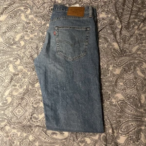 Levis jeans 511 - Säljer ett par nästan helt oanvända Levis jeans i modellen 511. Storleken är W32 L34. Säljer pga för små  Nypris 1099kr Säljer för 500kr frakt ingår ej