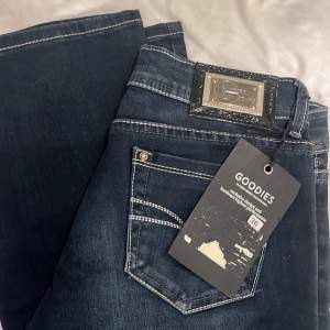Ett par helt oanvända lågmidjade jeans med prislapp kvar ifrån Goodies. Omkrets 68cm och längd 104 cm.  Säljer då dem är för små för mig. 💖
