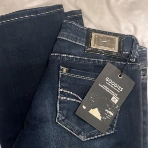 Lågmidjade jeans  - Ett par helt oanvända lågmidjade jeans med prislapp kvar ifrån Goodies. Omkrets 68cm och längd 104 cm.  Säljer då dem är för små för mig. 💖