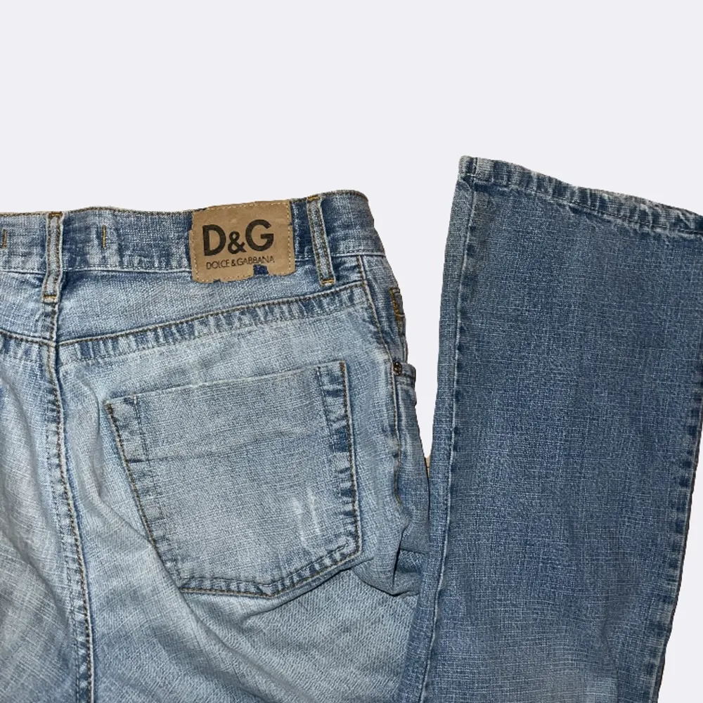 Så balla vintage dolce and gabbana jeans. Midjemått är 40 cm tvärs över och innerbenslängden är 78 cm. Skriv vid funderingar.❤️. Farkut & Housut.