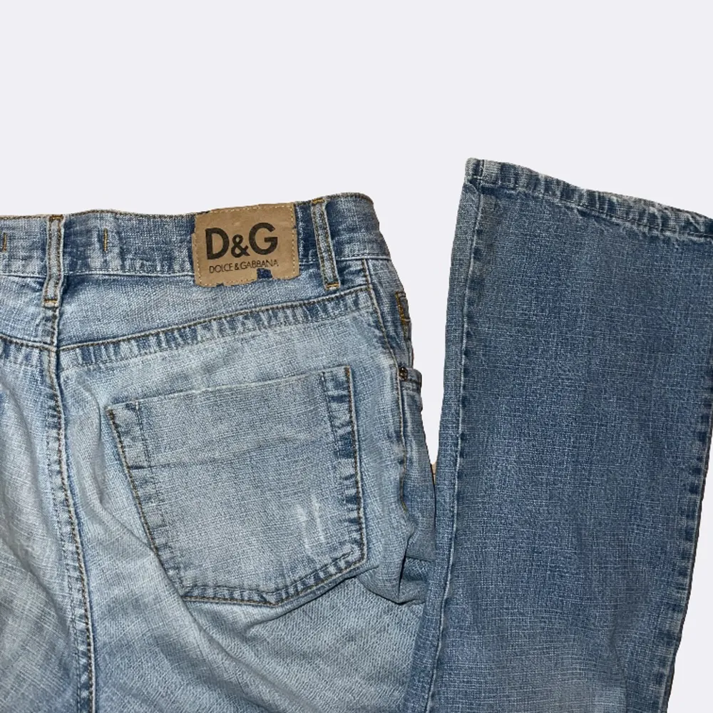 Så balla vintage dolce and gabbana jeans. Midjemått är 40 cm tvärs över och innerbenslängden är 78 cm. Skriv vid funderingar.❤️. Jeans & Byxor.