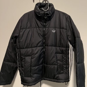 Adidas jacka  - Adidas jacka strl M, använd 1 gång 