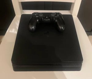 Ps4 - Playstation 4 - Säljer mitt gamla ps4, fungerar helt normalt men har några år på nacken.  Kontrollen har stick-drift men det går enkelt att fixa