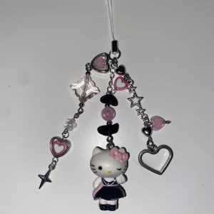 mobilsmycke - ⋆˙⟡ ♡ ☁️handgjort smycke du kan ha på ditt mobilskal, väska, nycklar m.m. gjort av mig i rostfritt stål☁️ ♡ ⟡˙ ⋆ +frakt. alltid rengjort innan det skickas iväg. mer info i dm.