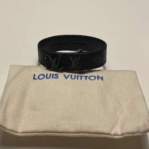 Säljer detta snygga armband från Louis Vuitton. Armbandet är i nyskick och har bara testats ett par gånger. Box kommer med köp!