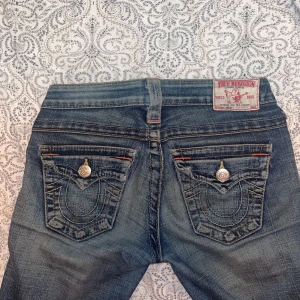 True religion jeans - Säljs billigare p.g.a litet hål uppe fram och uppklippta längst nere.  Storlek 24, midjemått 37cm rakt över, längd 86cm. Säljer då dom är för små för mig och skinny.