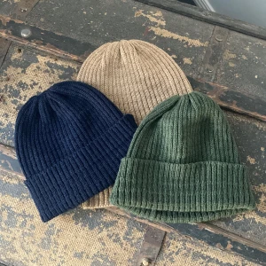 NYA mössor stickade  - Helt nya mössor, två stycken är provade. Bra kvalitet, stickade. Köpta på herravdelning men passar såklart. 