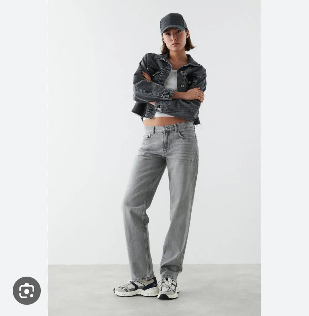 Lågmidjade gråa jeans i storlek 32 från Gina tricot. Knappt använda och i jättebra skick❤️. Jeans & Byxor.
