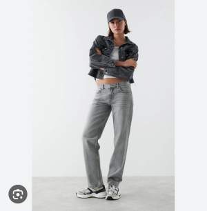 Lågmidjade gråa jeans i storlek 32 från Gina tricot. Knappt använda och i jättebra skick❤️