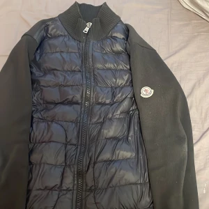 Moncler cardigan  - Bra skick Äkta  Scannar på loggan och QR koden Ny pris 10,000 