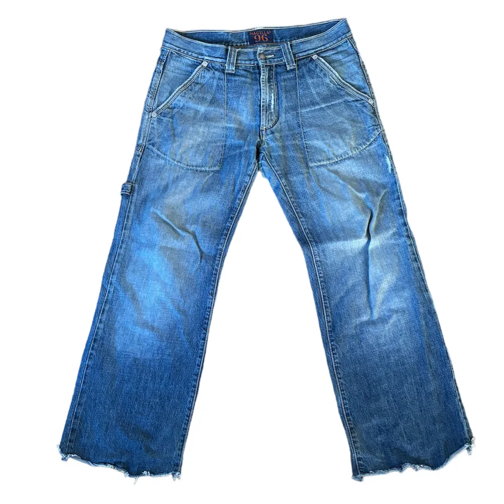 Ett par riktigt feta blåa bootcut jeans. Byxorna har små defekter ner vid ben slutet och även ett lagat hål i skrevet. Men inget som syns speciellt mycket.. Jeans & Byxor.