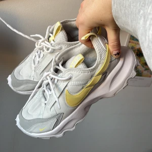 NIKE TC7900 - Säljer mina snygga nikeskor!! Nyskick, endast använd 1-2 ggr på gym inomhus, så ej använda utomhus. Nypris: 1499;-. Storlek 39 men skulle säkert passa för de som har 38 💜 Skriv om ni vill ha fler bilder! 