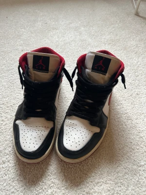 Jordan 1 - Jordan 1 i storlek 42. Har tyvärr inget kvitto eller någon box.