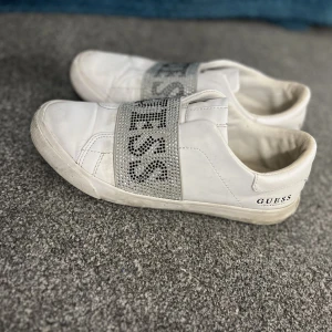 Sneakers - Använda ett fåtal gånger. Tyvärr har några av stenarna rammlat av som man kan se på bilderna