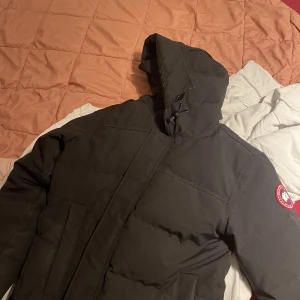 Äkta canada goose jacka  - Säljer min Canada goose jacka väldigt bra skick köpt för 2 vintras sen minimal användning Den är äkta nypris är 10000,Serienummer ingår samt QR kod 