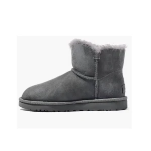 Uggs - Slutsålda uggs köpta för 2500 kr på campadre. De är grå i stl 40 och knappt använda. 