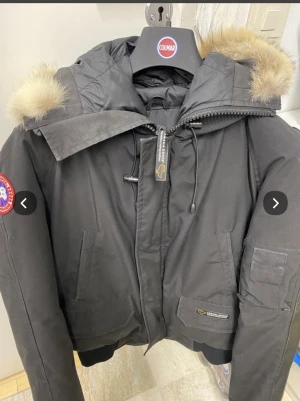 Canada goose jacka - För stor för mig så bara använd några gånger! Skriv till mig för mer info!