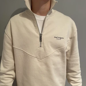 Axel Arigato Halfzip - Axel arigato Halfzip | Köpt från Axel Arigatos hemsida | Strl S - modellen är 175 cm | Cond 8-9/10 | Använd fåtal gånger | nypriset ligger runt 2000 | Hör av er vid frågor eller funderingar! (Priset är inte hugget i sten)