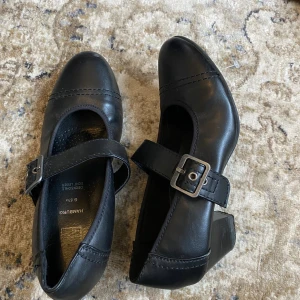 Klackar i Mary Jane stuk - Super söta och användbara klackar med spänne och kort klack. Har använt en gång. Bekväma med mjuk sula