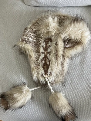 Oanvänd mössa Canada Snow - Oanvänd mössa från Canada Snow. Mössan gjord i fuskpäls