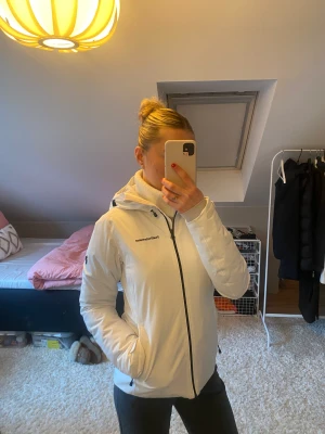 Peak performance INSULATED 2L JACKET  - Knappt använd!! Köptes förra vintern mest för att jag tyckte den var snygg. Åker ej skidor. Den är alltså i NYSKICK. Nypris: 3.500 kr
