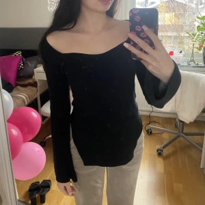 Tröja  - Jätte fin tröja som tyvärr inte kommit till användning. Säljer en likadan i vit också🩷