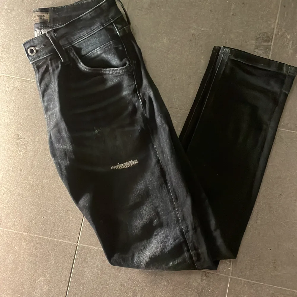Feta Jack and Jones jeans med en snygg färg och slitning. Skicket är 10/10. Skriv privat ifall frågor.. Jeans & Byxor.