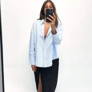 super fin oversize skjorta/blus från Zara. aldrig använd och prislappen kvar! strl XS men som sagt oversize.