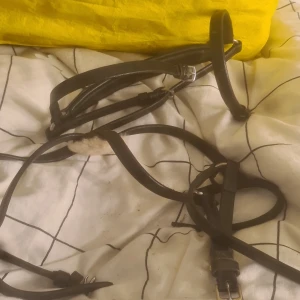 Nosgrimma  - Säljer 2 olika nosgrimmor i st full. En ör med fluff och en utan.  Aldrig använda 