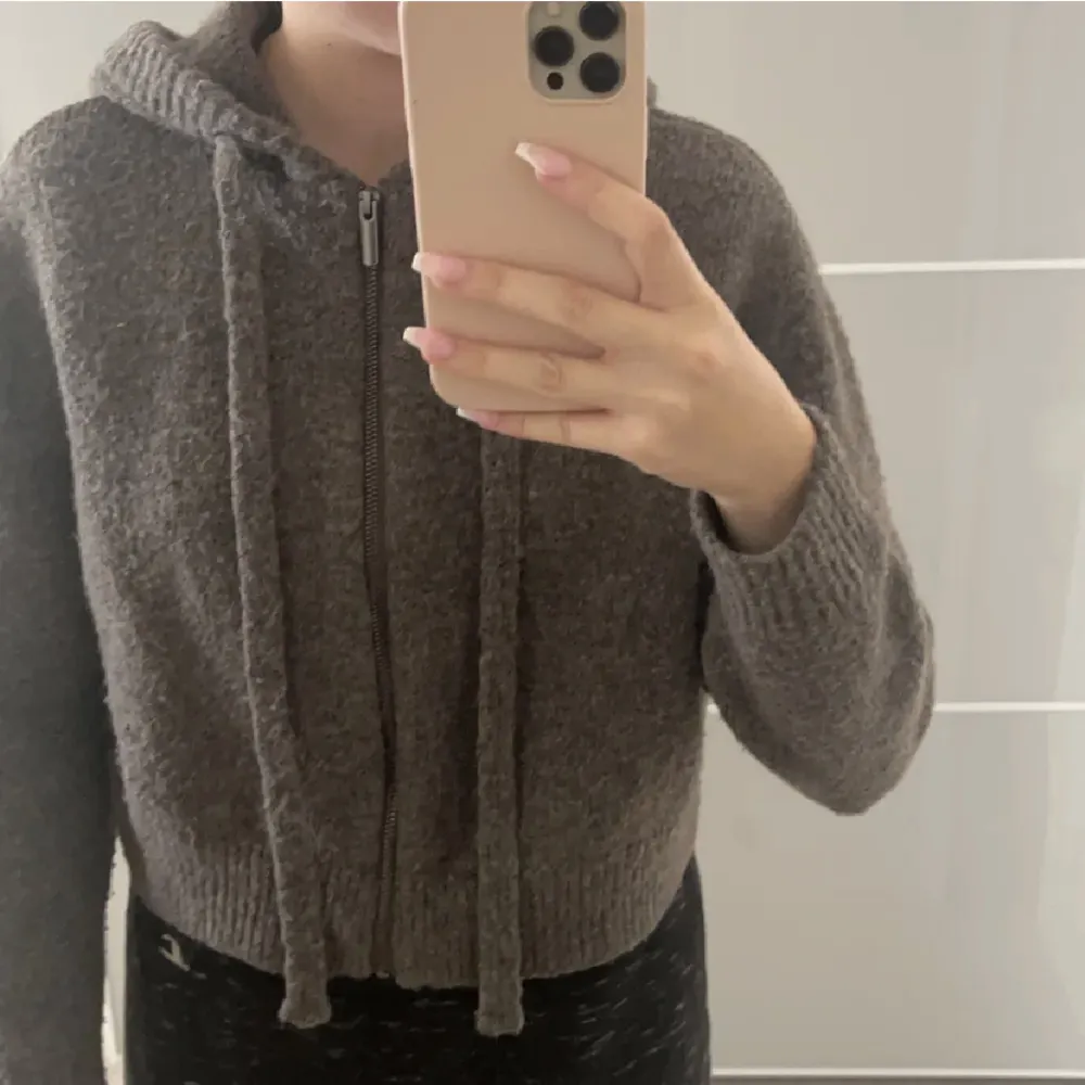 En stickad mysig hoodie med dragkedja från zara i en brun/grå färg! Kommer ej till användning längre💓😀 (första bilden är lånad från en tjej på plick). Stickat.