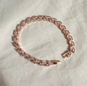 Roséguld armband  - Otroligt fin rosé guld armband som inte missfärgar sig. Vet inte märket då jag köpte det 2-hand :/