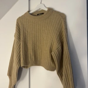Stickad tröja - Säljer denna stickade tröja från gina tricot. Storlek S.