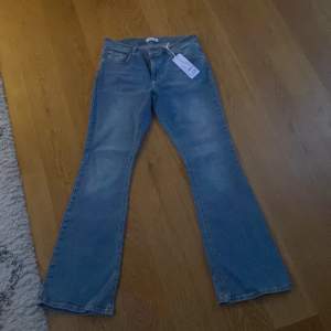ett par jätte fina blåa bootcut jeans som aldrig är använda  kvitto & lapp finns kvar