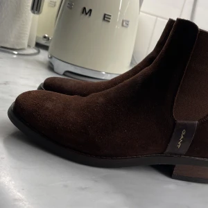GANT Fayy Chelseaboots - Boots i mocka med skinnfoder inuti.  Färg mörkbrun Storlek 36 Inköpta på NK Använda 3 gånger  Nypris 2099kr