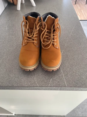 Mickinley kängor - Säljes Mickinley kängor i storlek 36. Aldrig använda och är inpregnerade.