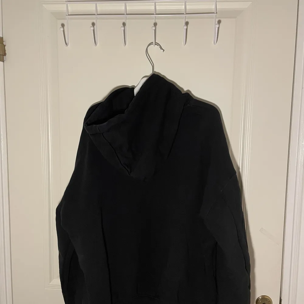 Säljer nu denna hoodie då den är för liten för mig, vid frågor eller funderingar så skriv privat 😃🤝. Hoodies.