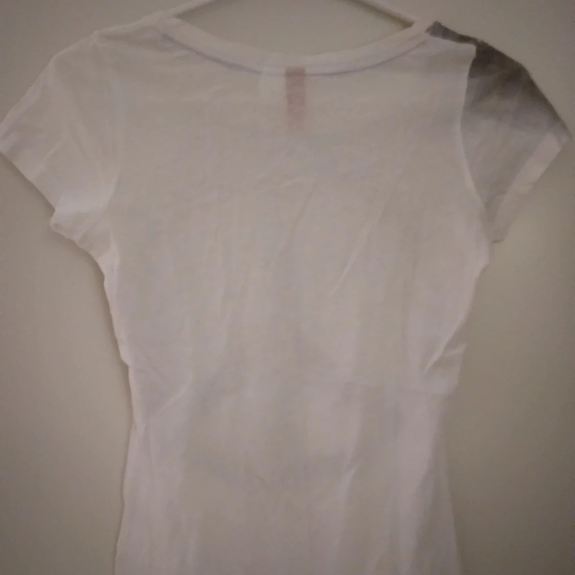 Vit kortärmad topp / T-shitt med stort Peace märke. Strlk: XS. Bomull, viskos? Felfri. - 1