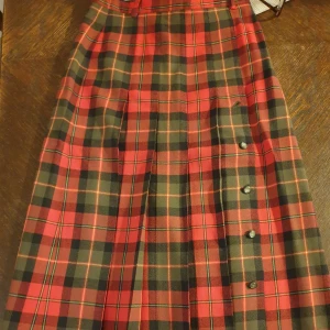 Vintage kjol - Rutig kjol i längre modell  Med knappar i sidan retro storlek 38 