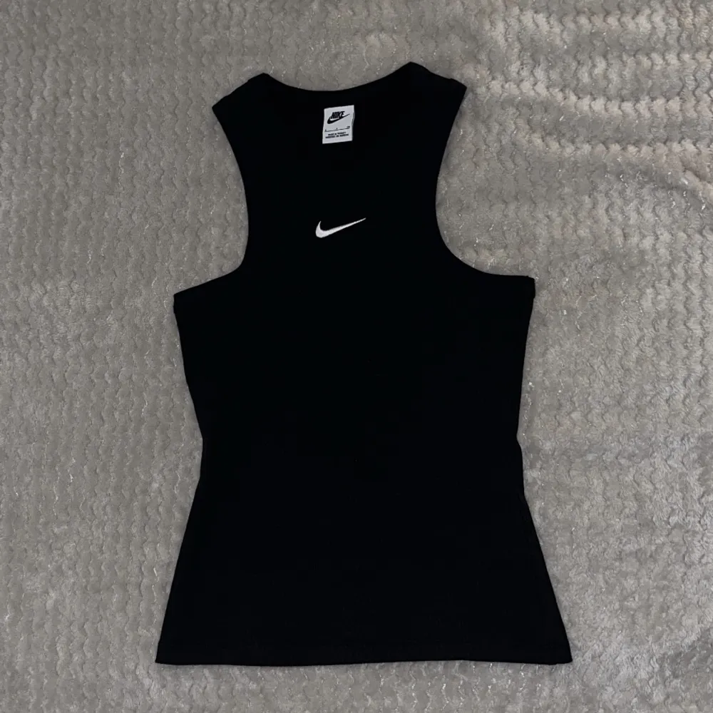 Helt oanvänt nytt linne från Nike Säljes då det tyvärr inte passar  *Stor i storleken  Pris kan sänks vid en snabb affär priset vid snabb affär . Toppar.