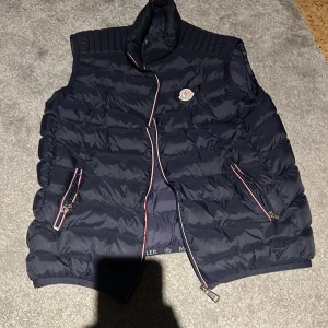 Moncler väst  - Säljs för jag inte använder den längre den är i bra skick  äkta 