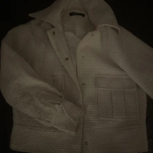 Jättefin kappa från gina - Trendig helt slutsåld kappa från Gina, köptes för 799. Pris går självklart att diskutera!!