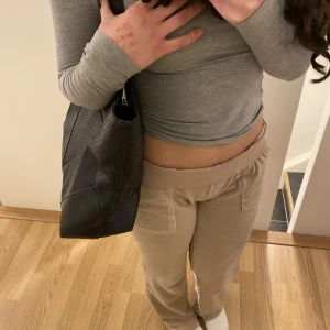 Väska - Jättefin populär väska från desigual. 😍Har flera fickor inne i väskan. Alldrig använt, som ny. 