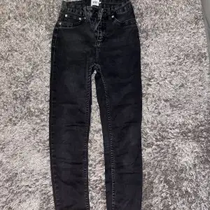 Hejsan säljer ett par svarta jeans, väldigt fint skick. Använda få tal gånger i storlek S