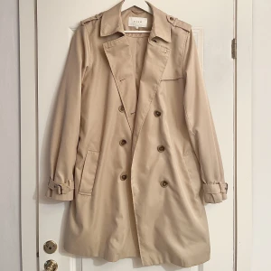 Trenchcoat Vila - Beige trenchcoat från Vila i storlek 36, bra material och endast använd ett fåtal gånger