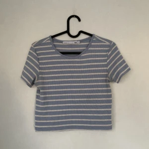 Söt croptop - Supersöt blå -och vitrandig crop top! Använd men i fint skick. Storlek S. Säljes för 35kr! 🌸